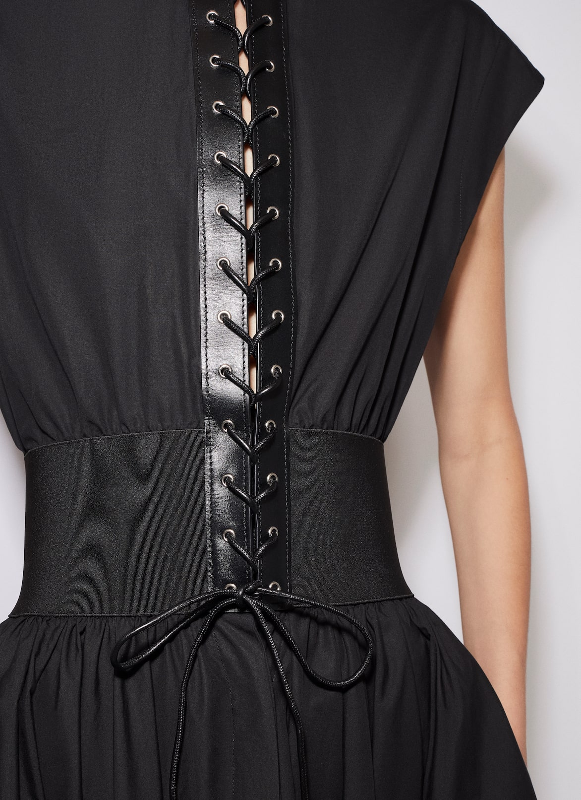 VESTIDO CON CINTURÓN DE POPELINA DE ALGODÓN ALAÏA NEGRO VESTIDO CON CINTURÓN DE POPELINA DE ALGODÓN